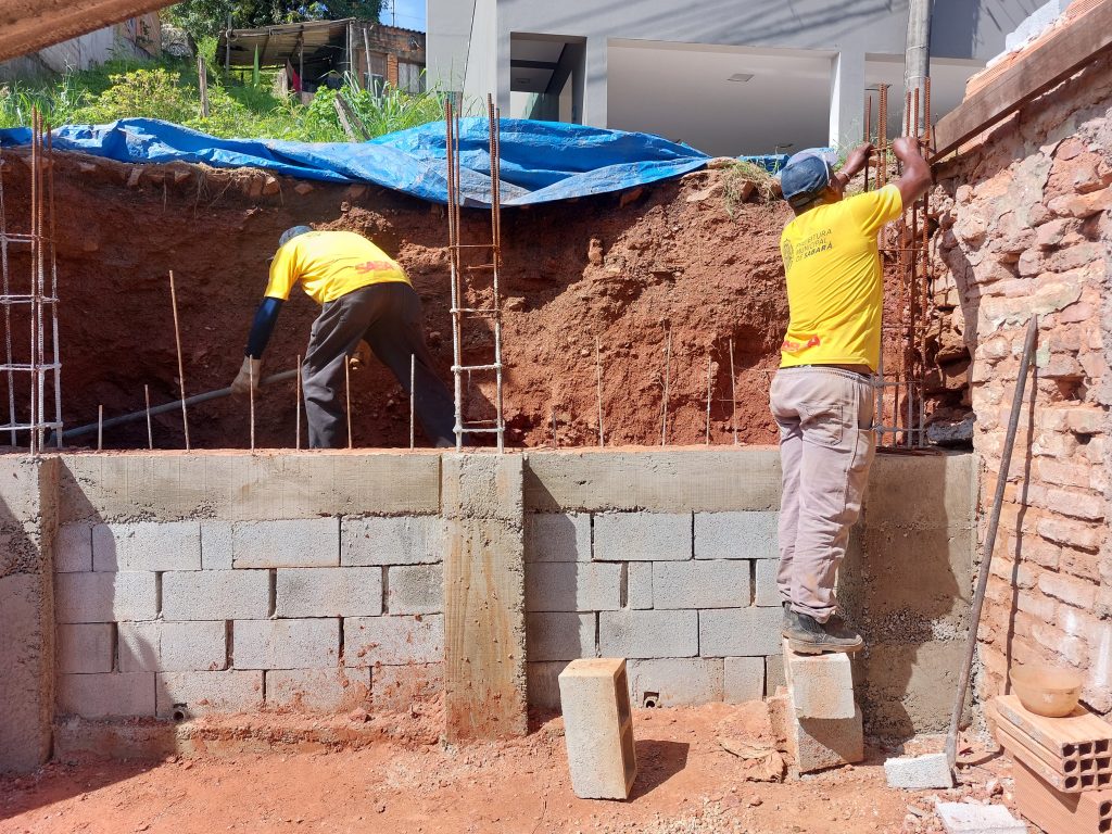 REGIONAL CENTRO: PREFEITURA CONSTRÓI MURO DE ARRIMO NA RUA ALICE BORGES CORRÊA, NO BAIRRO NOSSA SENHORA DO Ó