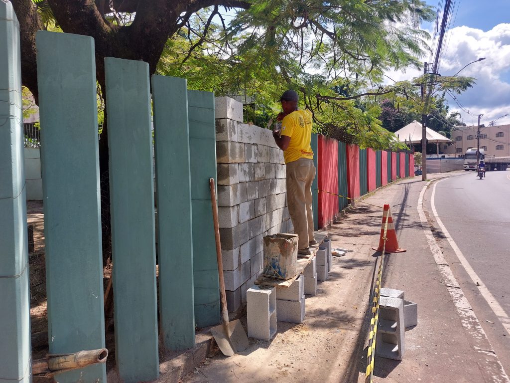 REGIONAL CENTRO: PREFEITURA SEGUE RESTAURANDO O MURO DO MERCADO MUNICIPAL