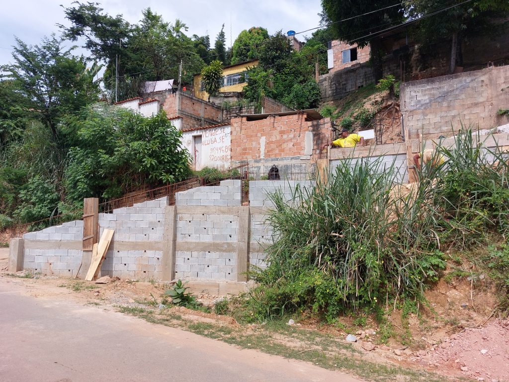 REGIONAL ROÇA GRANDE: SEGUE A CONSTRUÇÃO DO MURO DE ARRIMO NA AVENIDA BEIRA LINHA