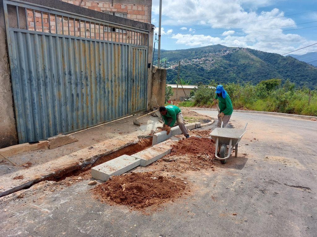 OBRAS: ASSENTAMENTO DE MEIO-FIO NA RUA SÃO JOÃO, NO BAIRRO SANTO ANTÔNIO DE ROÇA GRANDE