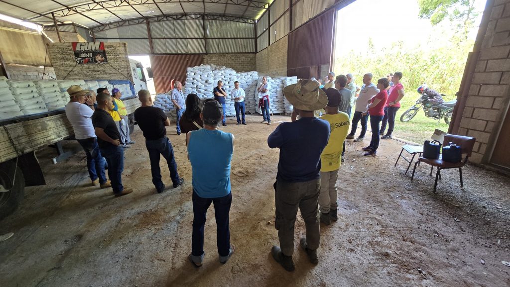 BENEFÍCIO: PREFEITURA DE SABARÁ DISTRIBUI 300 TONELADAS DE ADUBO PARA AGRICULTORES DO DISTRITO DE RAVENA