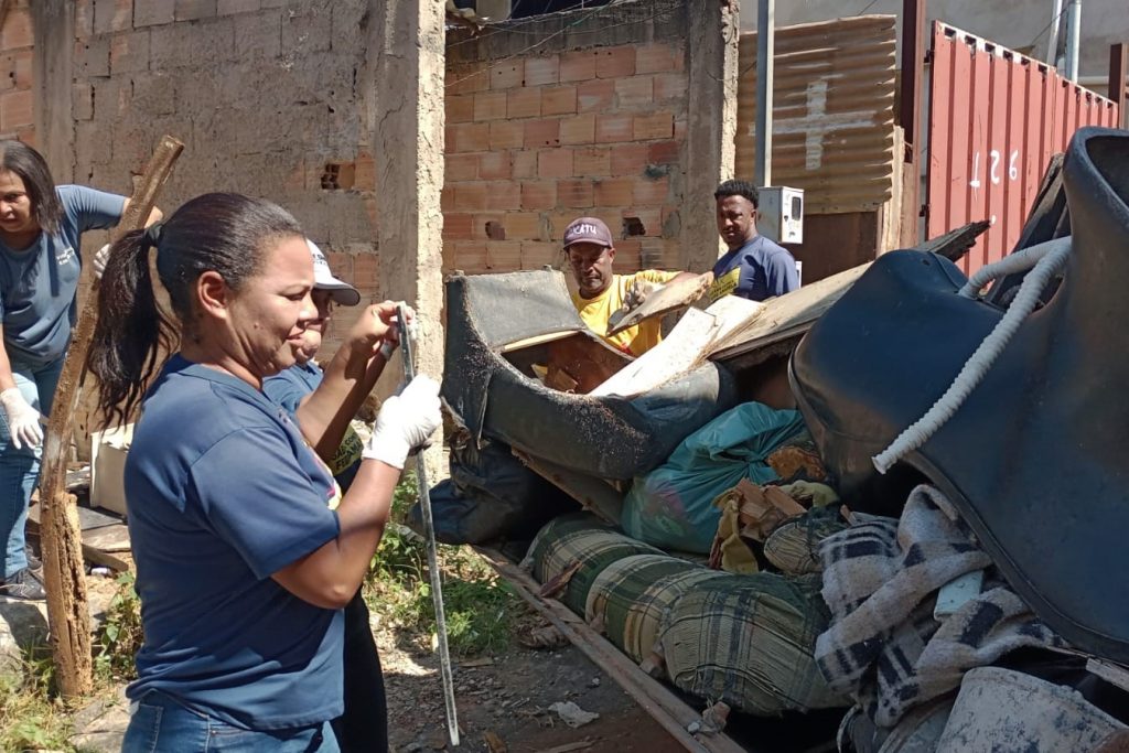 SAÚDE: MUTIRÃO DE COMBATE À DENGUE RECOLHE 25 TONELADAS DE INSERVÍVEIS NO BAIRRO MORRO DA CRUZ