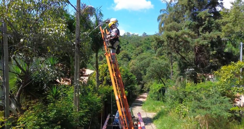 ILUMINAÇÃO PÚBLICA: SERVIÇO DE TROCA DE LÂMPADAS COMUNS POR DE LED ESTÁ SENDO EXECUTADO EM DIVERSOS PONTOS DA CIDADE