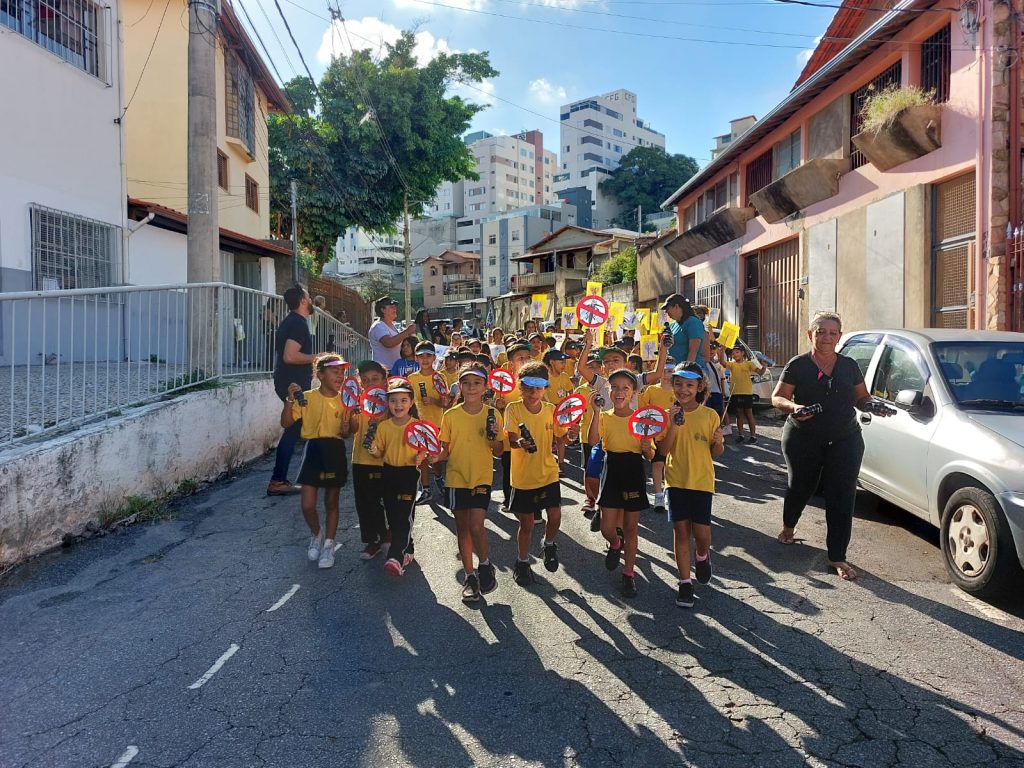 COMBATE À DENGUE: ALUNOS DA ESCOLA MUNICIPAL GERSON MANOEL DOS ANJOS PARTICIPAM DE CAMINHADA DE CONSCIENTIZAÇÃO CONTRA A DOENÇA