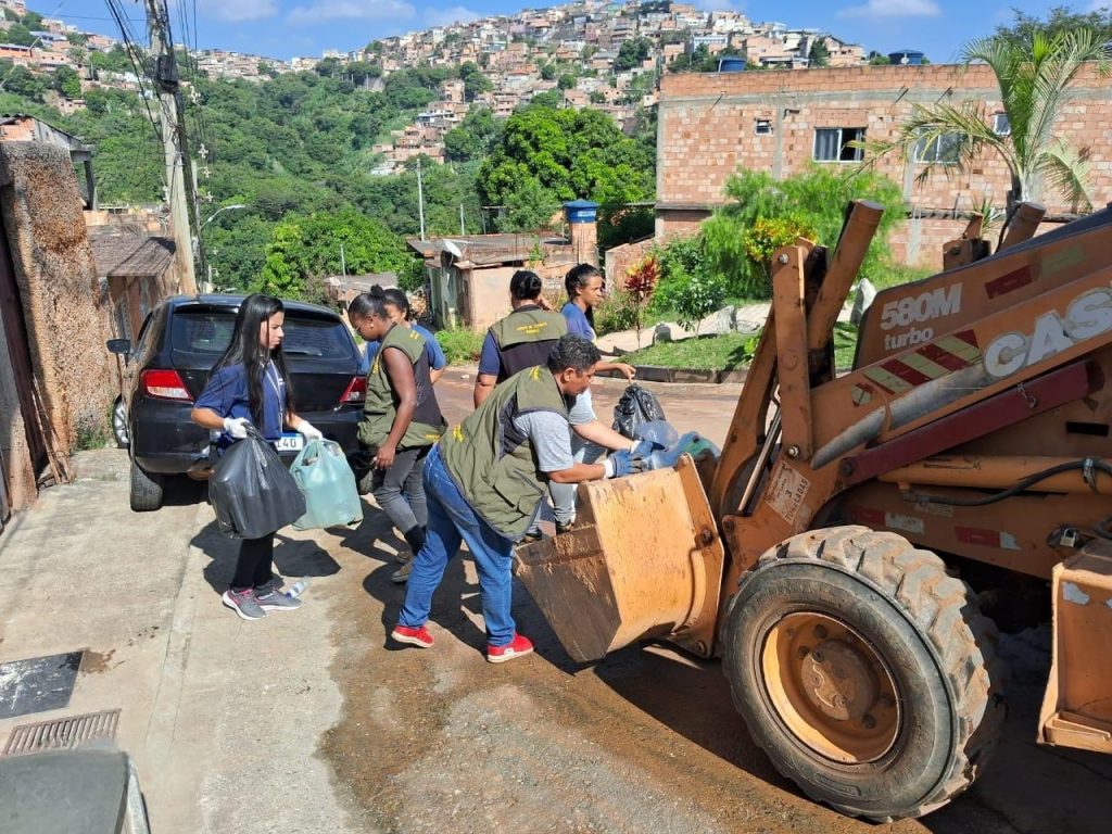 SAÚDE: MUTIRÃO DE COMBATE À DENGUE RECOLHE 10 TONELADAS DE INSERVÍVEIS NO BAIRRO CASTANHEIRAS
