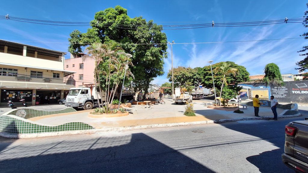 OBRAS: EQUIPES DA REGIONAL ANA LÚCIA TRABALHAM NA REVITALIZAÇÃO E MANUTENÇÃO DE PRAÇAS PÚBLICAS NOS BAIRROS ANA LÚCIA E NOVO ALVORADA