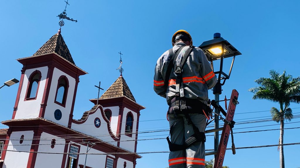 MODERNIZAÇÃO: PREFEITURA DE SABARÁ TROCA LÂMPADAS E MELHORA A ILUMINAÇÃO DA PRAÇA GETÚLIO VARGAS