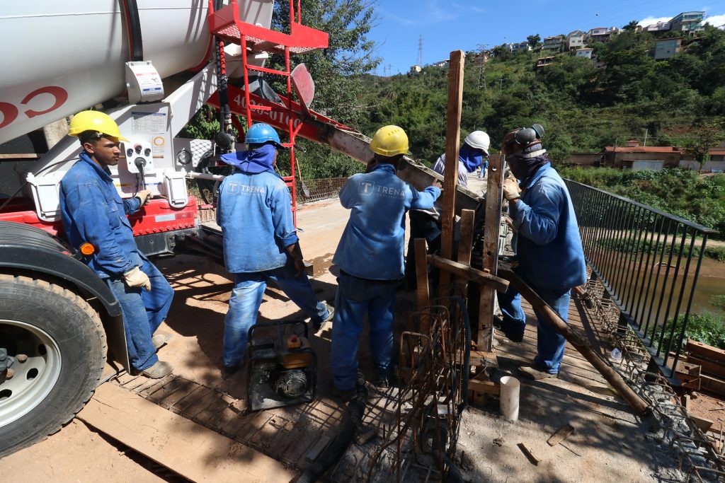 AVANÇO: PREFEITURA DE SABARÁ REALIZA OBRA DE CONCRETAGEM DAS MURETAS DE PROTEÇÃO NA PONTE QUE LIGA O BAIRRO PACIÊNCIA AO ARRAIAL VELHO E ADELMOLÂNDIA