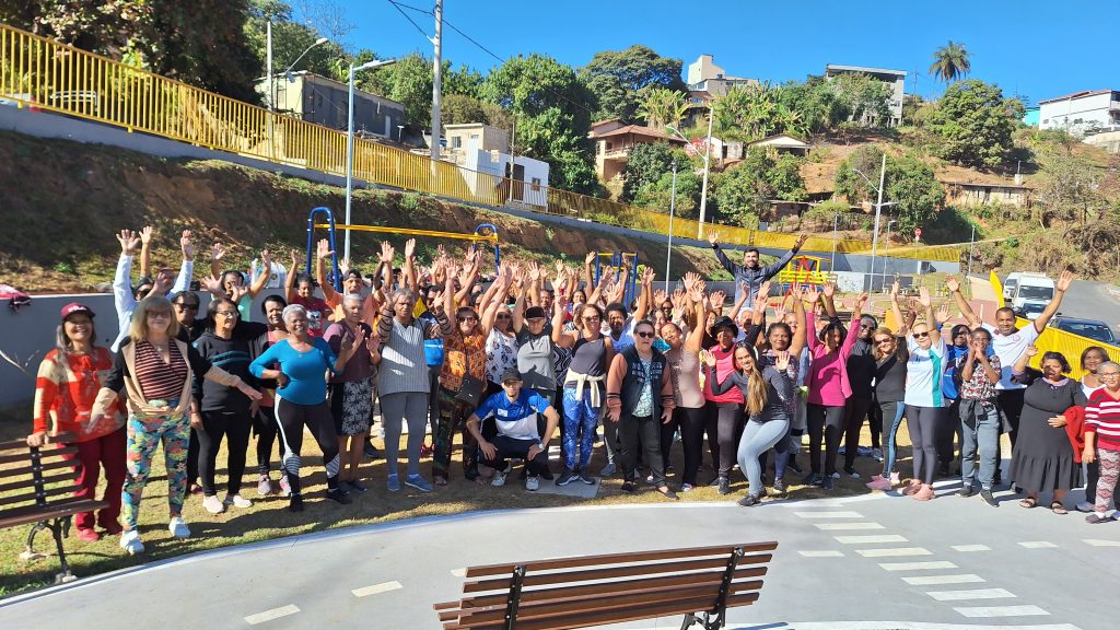 ESPORTE: PREFEITURA DE SABARÁ REALIZA ATIVIDADES FÍSICAS PARA IDOSOS NA PRAÇA JOGADOR HÉLIO DOS SANTOS