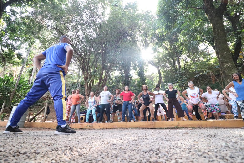 ESPORTE: PREFEITURA DE SABARÁ REALIZA ATIVIDADES FÍSICAS PARA IDOSOS NO BOSQUE MUNICIPAL ALFREDO MACHADO