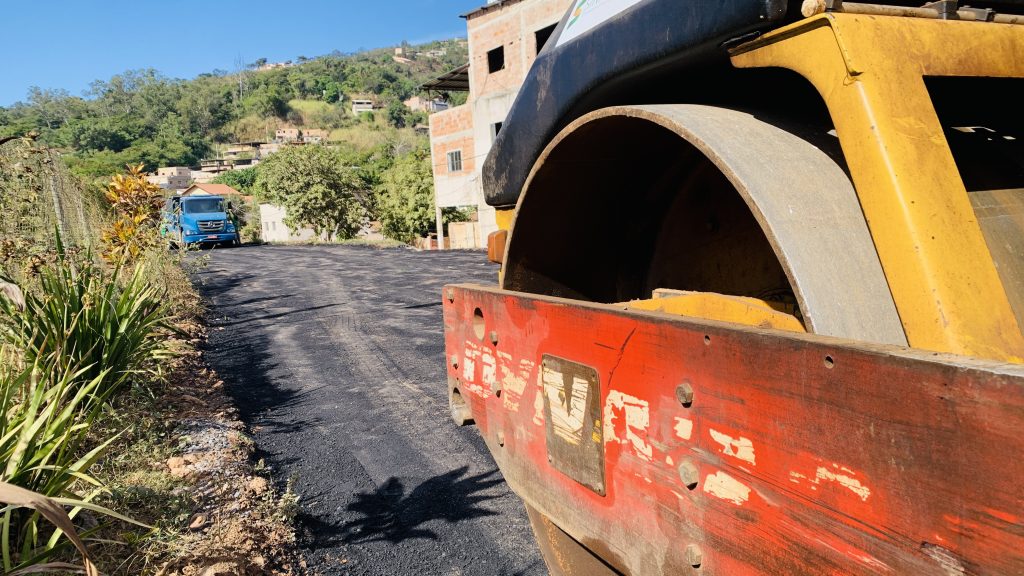 OBRAS: ASFALTAMENTO DA RUA BEIRA LINHA, NO BAIRRO ROÇA GRANDE