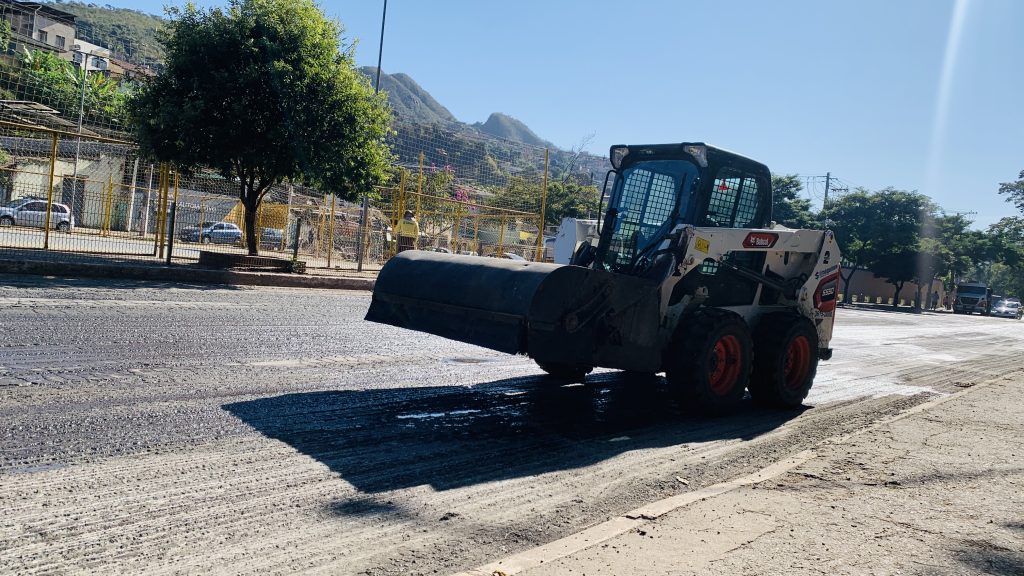 OBRAS: RECAPEAMENTO ASFÁLTICO NA AVENIDA PREFEITO VITOR FANTINI, EM FRENTE A PRAÇA DO BARÃO