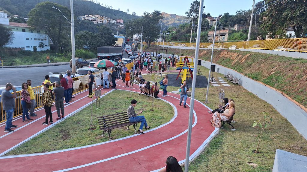 MEIO AMBIENTE: PREFEITURA INAUGURA A PRAÇA JOGADOR HÉLIO DOS SANTOS, NO BAIRRO SIDERÚRGICA