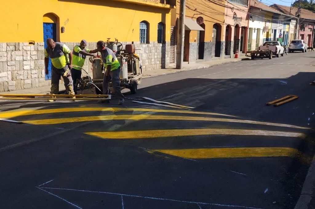 DEFESA SOCIAL: PINTURA DE SINALIZAÇÃO VIÁRIA NA RUA MARIETA MACHADO, NO CENTRO DE SABARÁ