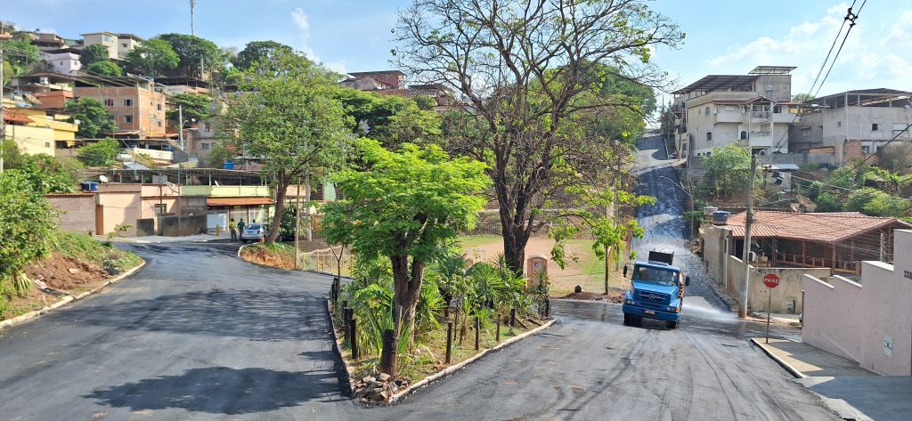 OBRAS: RECAPEAMENTO ASFÁLTICO NA AVENIDA JOÃO PINHEIRO DA SILVA, NO BAIRRO VILA SANTO ANTÔNIO DE PÁDUA