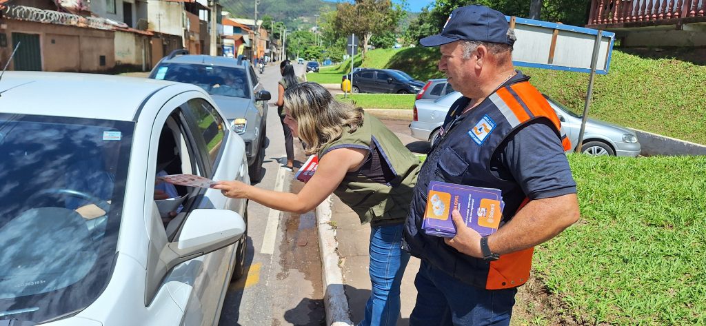 CONSCIENTIZAÇÃO: PREFEITURA REALIZA BLITZ EDUCATIVA CONTRA A DENGUE E SOBRE RISCOS NO PERÍODO CHUVOSO
