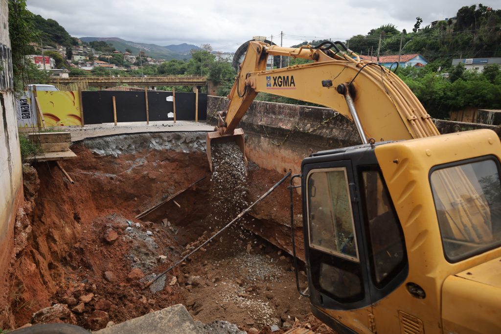 EQUIPE DA SECRETARIA DE OBRAS DA PREFEITURA DE SABARÁ AVANÇA NA RECUPERAÇÃO DE CRATERA, NO BAIRRO GENERAL CARNEIRO