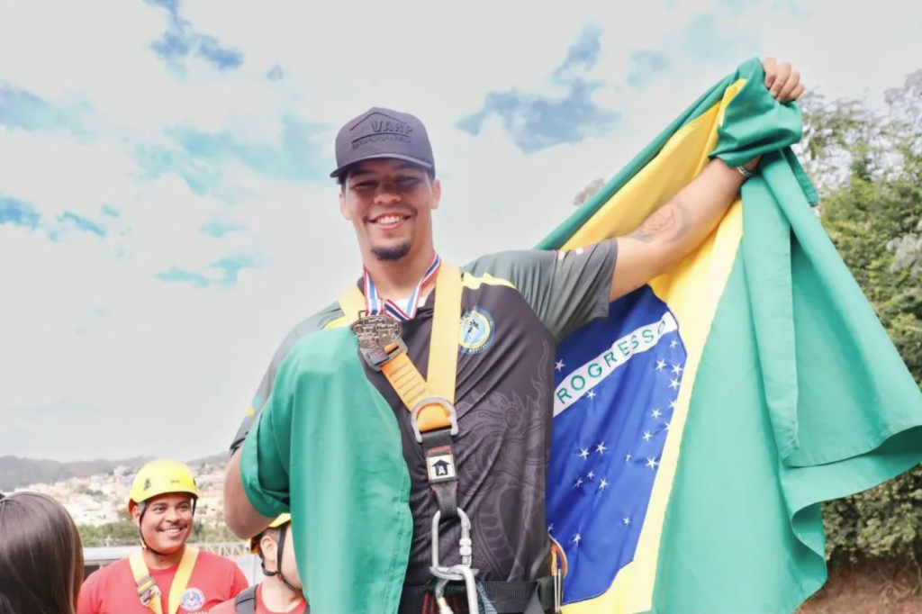 ATLETA DE SABARÁ É VICE-CAMPEÃO MUNDIAL DE MUAY THAI NA TAILÂNDIA