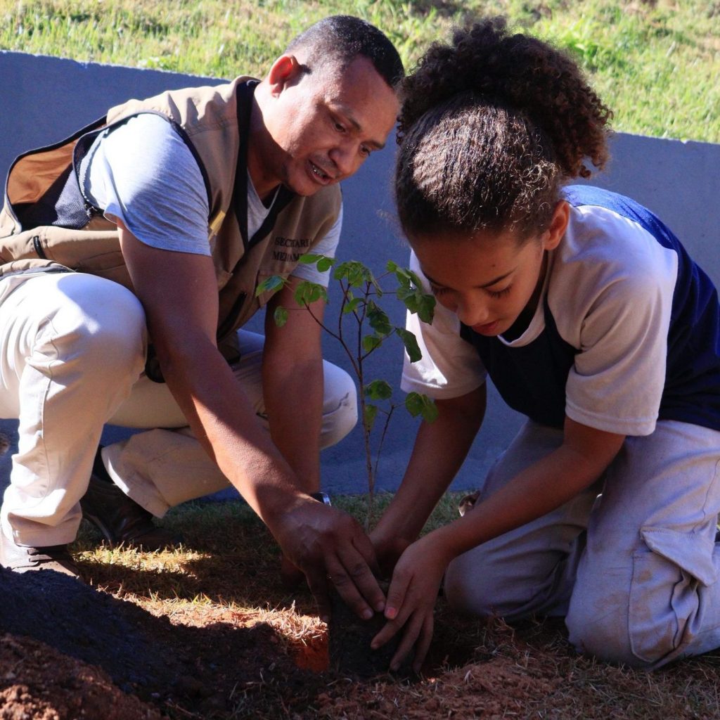ALUNOS PARTICIPAM DE PLANTIO DE ÁRVORES EM AÇÃO EDUCATIVA EM SABARÁ